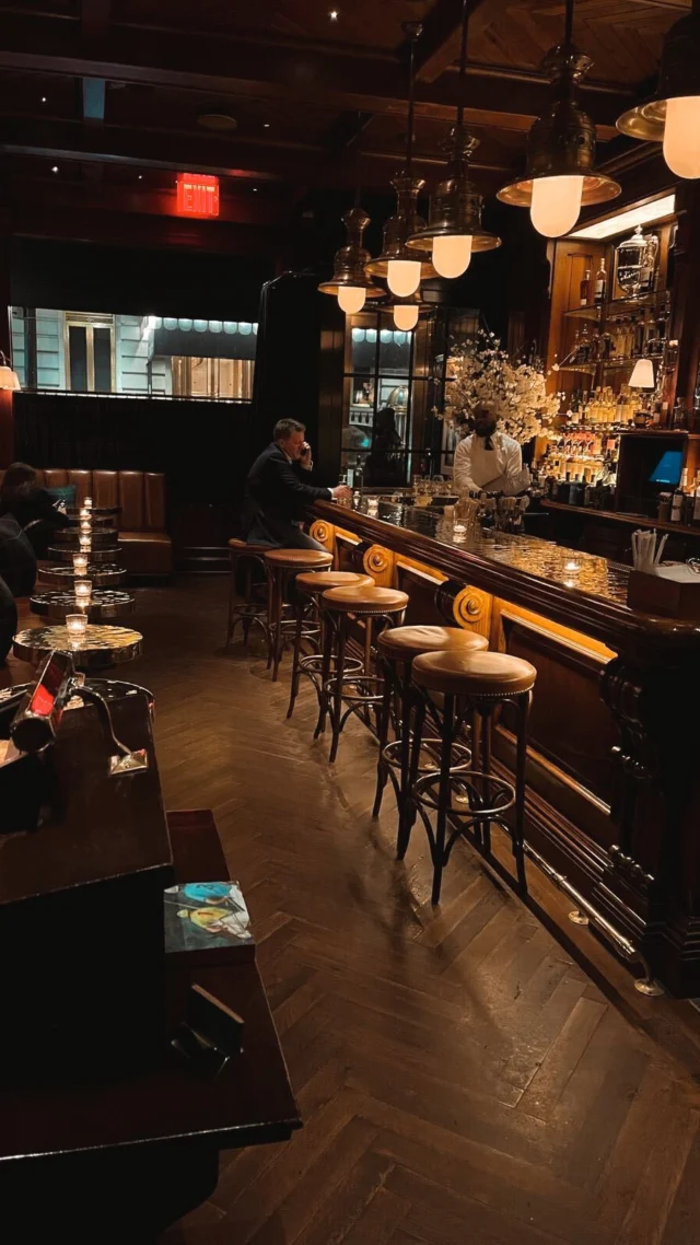 THE POLO BAR – L’Adresse ultra chic à NYC ✨

Si vous êtes de passage à New York et que vous cherchez le spot préféré des célébrités, ne cherchez plus : The Polo Bar est un incontournable. 🍸🍔

Dès l’entrée, le ton est donné : boiseries élégantes, ambiance feutrée et un style raffiné qui rappelle une boutique Ralph Lauren (normal, c’est sa création). Un vrai voyage dans l’univers du luxe américain.

🗓 Petit conseil : réservez plusieurs semaines à l’avance, c’est souvent complet !

🥂 Les cocktails sont à tomber, les burgers sont parmi les meilleurs de la ville, et leur carte des vins est impressionnante.

📍 1 E 55th St, New York, NY 10022, États-Unis

📸 À noter : photos discrètes… on ne sait jamais sur quelle star vous pourriez tomber 👀

#voyage #adresse #bonneadresse #restaurant #adresseNYC #restaurantNYC #polobar #restaurantchic #burger