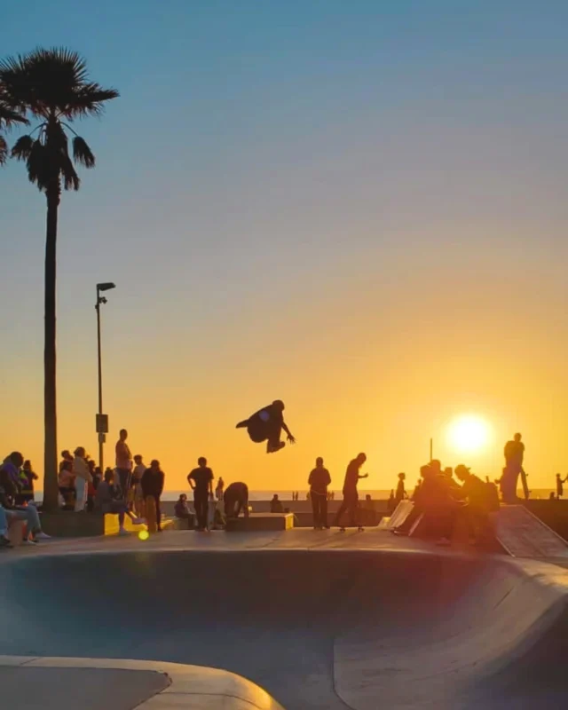 🌅 Ambiance magique au skate park de Venice Beach 🛹✨

Entre palmiers et océan, c’est le spot parfait pour apprendre à skater !

Nous vous proposons des cours ouverts à tous les niveaux : 

👶 Dès 3 ans

🧢 Pour les enfants, ados et adultes

✅ Matériel fourni (casque, protections, planche)

Envie de rider dans un décor de rêve ? Rejoignez-nous ! Lien en bio

#VeniceBeach #CoursDeSkate #SkateLife #sunset #CaliforniaVibes #californie #etatsunis #voyageUSA #skate #coursdeskate #roadtripcalifornie #voyagefamille #voyageavecenfants