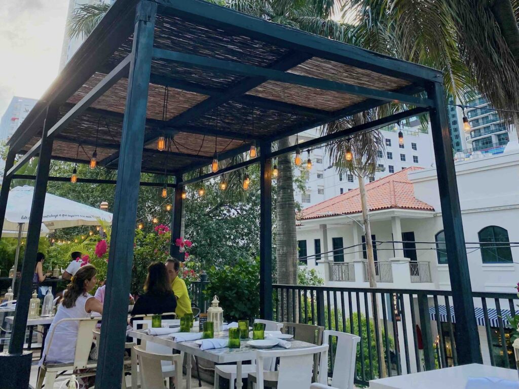 terrasse du restaurant Dolores But You Can call Me Lolita à Brickell, Miami