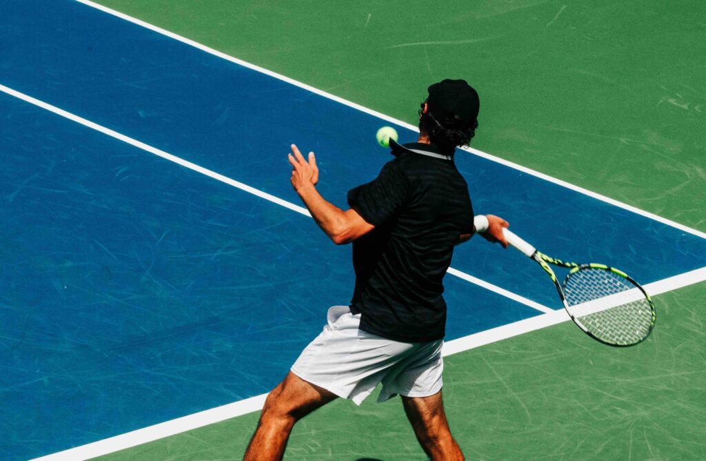 homme jouant au tennis