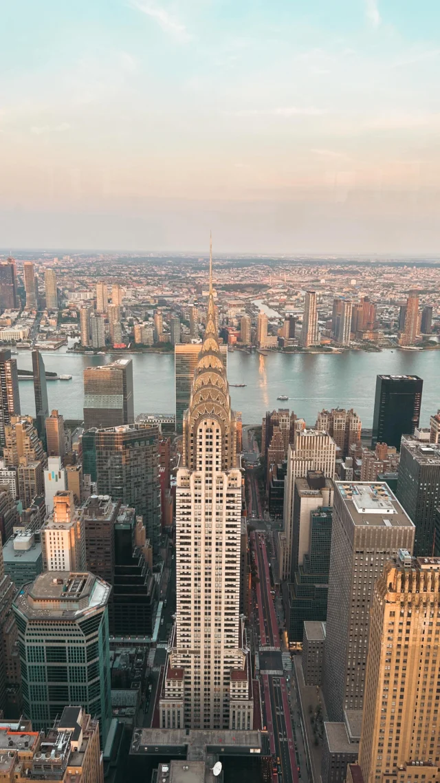 Des dizaines d’étages plus haut, au Summit One Vanderbilt, tu te retrouves face à un coucher de soleil irréel sur tout Manhattan 🌇✨

Entre les reflets infinis, la skyline dorée et le vertige maîtrisé… ce moment vaut chaque minute d’attente.

📍 Et si tu veux vivre ce genre d’expérience (ou même encore plus spectaculaire), on a listé les 5 observatoires incontournables à New York dans notre dernier article de blog !

💡 Avec les liens pour réserver facilement tes billets 🎟️🗽

👉 Lien en bio pour découvrir l’article complet !

#SummitOneVanderbilt #NYCViews #SunsetLovers #ObservatoireNYC #NewYorkSkyline #VoyageUSA #BonnesAdressesNYC #voyage #voyageNYC