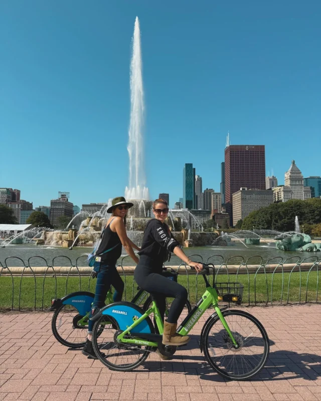 🔍 Aviez-vous reconnu Chicago ? 🇺🇸

🚴‍♂️ Découvrez cette ville mythique autrement, en longeant le lac Michigan, en explorant les trésors cachés de Lincoln Park et en admirant les mansions de Gold Coast.

🌟 Une aventure à vélo qui vous laissera des souvenirs inoubliables, à partager sans modération.

Visite guidée de 3H en français, en petit groupe ou privatisée, profitez d’une expérience exclusive : fiche post-visite, photo souvenir, stickers et tote bag pour les visites privées.

🚲 Une activité parfaite entre amis, en solo, ou en famille (option siège bébé et cariole) pour explorer Chicago sous un angle original.
Lien en bio !

#chicago #voyage #etatsunis #voyageusa #voyagechicago #lacmichigan #baladeavélo #vélo #lac #voyageenfamille #activitéfamille