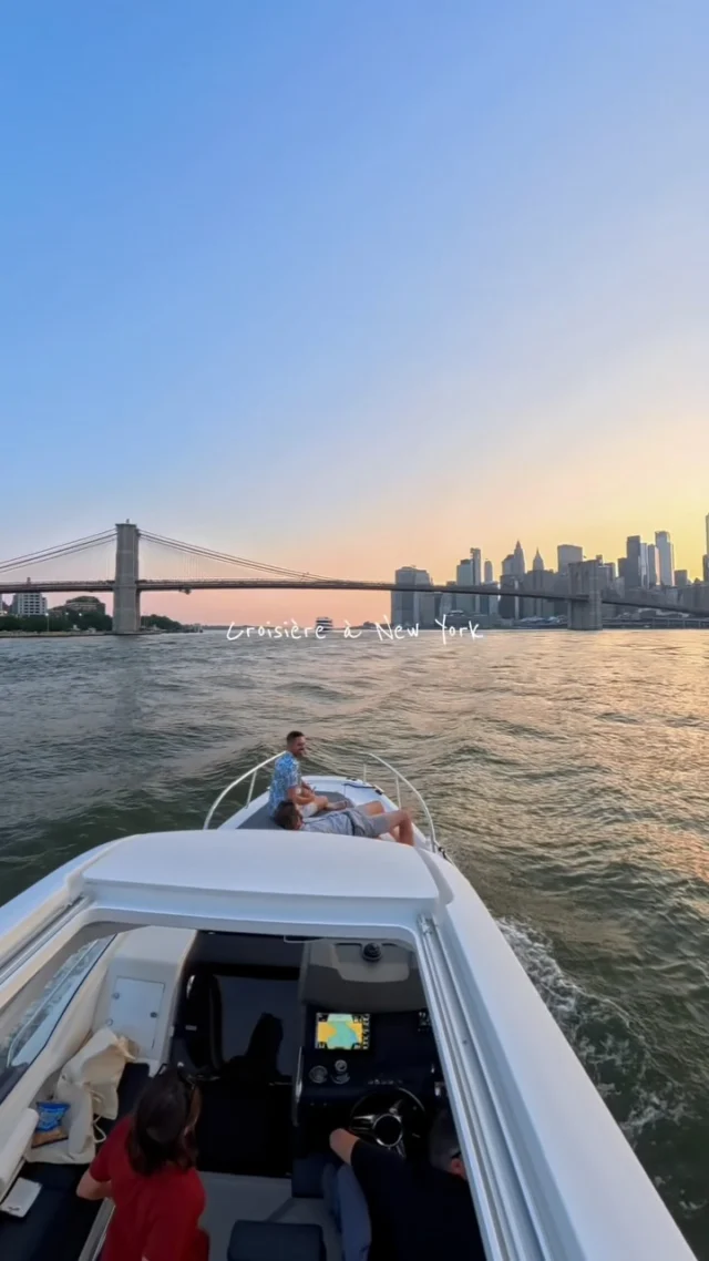 🚤 ALERTE NOUVEAUTÉS : Découvrez New York… en bateau depuis la baie !

Une croisière privée de 3h, loin de la foule, avec des vues à couper le souffle sur la skyline 🗽🌆

✅ Statue de la Liberté, Ellis Island, Hudson Yards, One World Observatory, Brooklyn et Manhattan Bridge,…

✅ Itinéraire exclusif, loin des sentiers touristiques

✅ Option guide francophone

✅ Et pour rendre l’expérience encore plus chouette : possibilité de réserver une box dégustation Brunch ou apéro à bord 🍓🥂

Un moment magique à vivre en famille ou entre amis, pour rendre votre séjour à NYC exceptionnel.

📲 Réservable dès maintenant sur notre site

👉 Lien en bio pour tout savoir

#NewYorkOffRoad #CroisièreNYC #VisitePrivée #NYCEnBateau #NewYorkExpérience #SkylineView #VoyageUSA #EtatsUnis #voyage #voyagenyc #bateau #coucherdesoleil